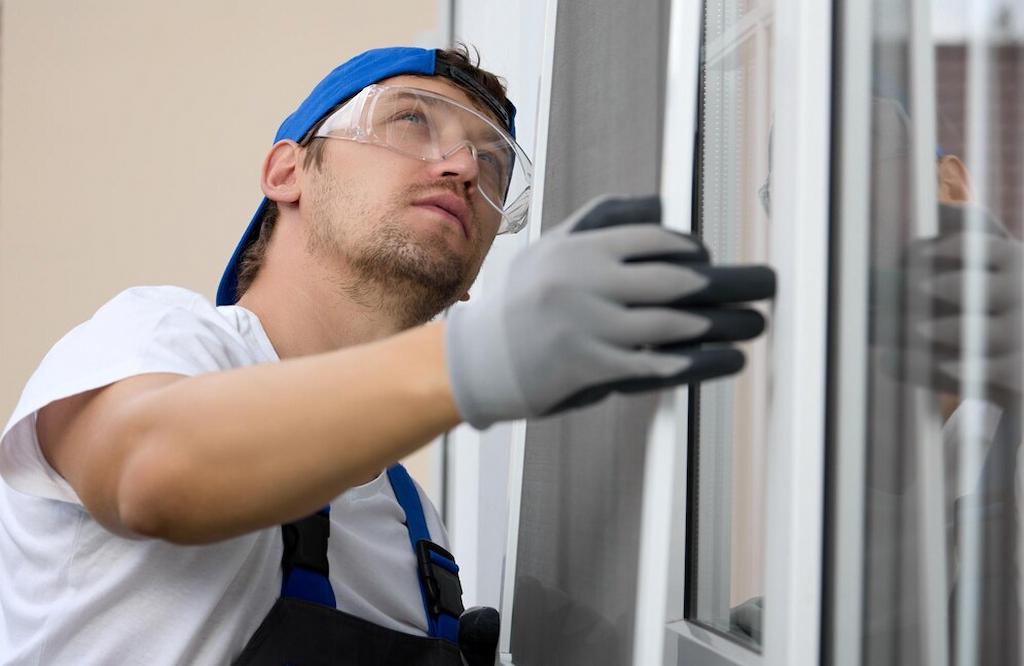 When to Call an Emergency Glazing Expert